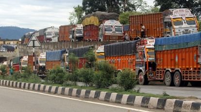 Weather Updates: डोडा में भूस्खलन की चपेट में आई बस, दो लोगों की मौत, जम्मू-श्रीनगर हाईवे पर हजारों वाहन फंसे Two dead as passenger bus comes under landslide in Doda, vehicles stranded on Jammu-Srinagar highway