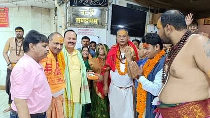 MP News: महाकाल की शरण में पहुंचे विधानसभा अध्यक्ष गिरीश गौतम, भस्मआरती के बाद रजत द्वार से किया सपरिवार पूजन MP Assembly Speaker Girish Gautam reached Mahakal, after Bhasmaarti, family worshiped from Rajat Dwar