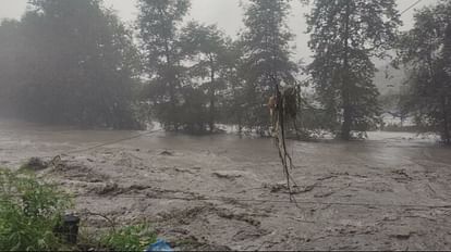 Himachal Rain: कुल्लू से कटे मनाली-लाहौल, सैलानी फंसे पंडोह बाजार जलमग्न, 16 घर कराए खाली Himachal Rain: seven people stuck in beas river amid flash floods rescue continues