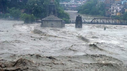 Mandi News: 28 साल बाद ब्यास ने दिखाया रौद्र रूप, खतरे से करीब 10 फीट ऊपर बह रही, पंचवक्त्र मंदिर भी जलमग्न himachal rain : flash floods in Mandi Beas river flowing above danger mark