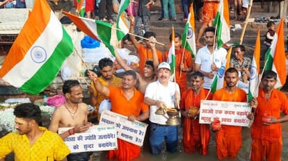 Varanasi: सावन के पहले सोमवार से पूर्व शिव भक्तों को गंगा जल संरक्षण का संकल्प, नमामि गंगे ने दिया संदेश Before the first Monday of Sawan, the devotees of Shiva took a pledge to conserve Ganga water, Namami Gange in