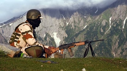 जम्मू कश्मीर: खराब मौसम की आड़ में घुसपैठ की ताक में आतंकी, सीमा पर सुरक्षाबल ने बढ़ाई चौकसी Jammu Kashmir: infiltraters can take advantage of bad weather increased vigilance on the border loc