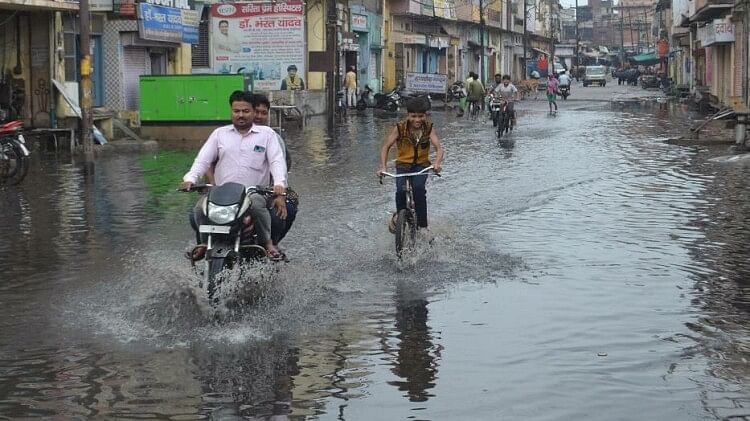 Hathras Weather: सुबह रिमझिम तो शाम को हुई झमाझम बारिश, डूबे रहे सरकारी कार्यालय