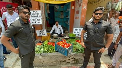 Tomato Price vegetable vendor in Varanasi hired bouncers to saftey of customers