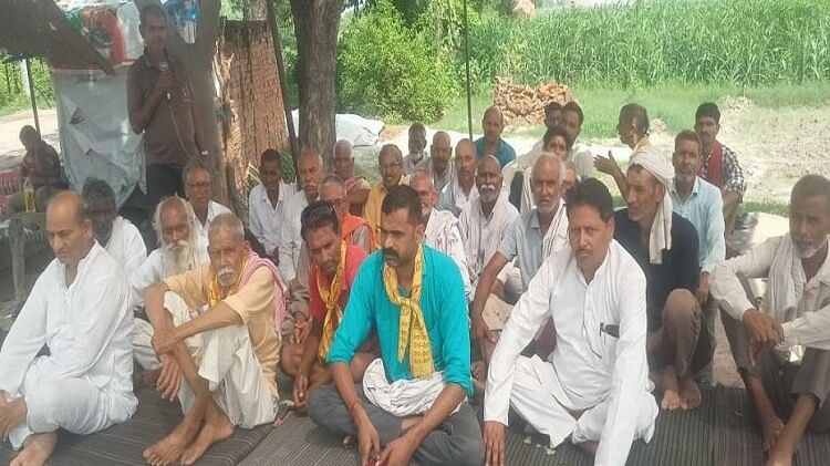 Hathras News: 14 किमी का हाथरस-जलेसर रोड है टूटी हुई, 26 दिनों से चल रहा धरना, अब सपा करेगी प्रदर्शन