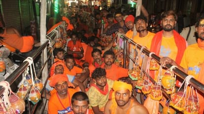 Sawan 2023: सावन के पहले सोमवार बाबा विश्वनाथ धाम में भक्तों का रेला, फूल बरसाकर स्वागत, सुबह से लंबी कतारें Sawan 2023 Devotees Long line in kashi Vishwanath Dham on first Monday of Sawan