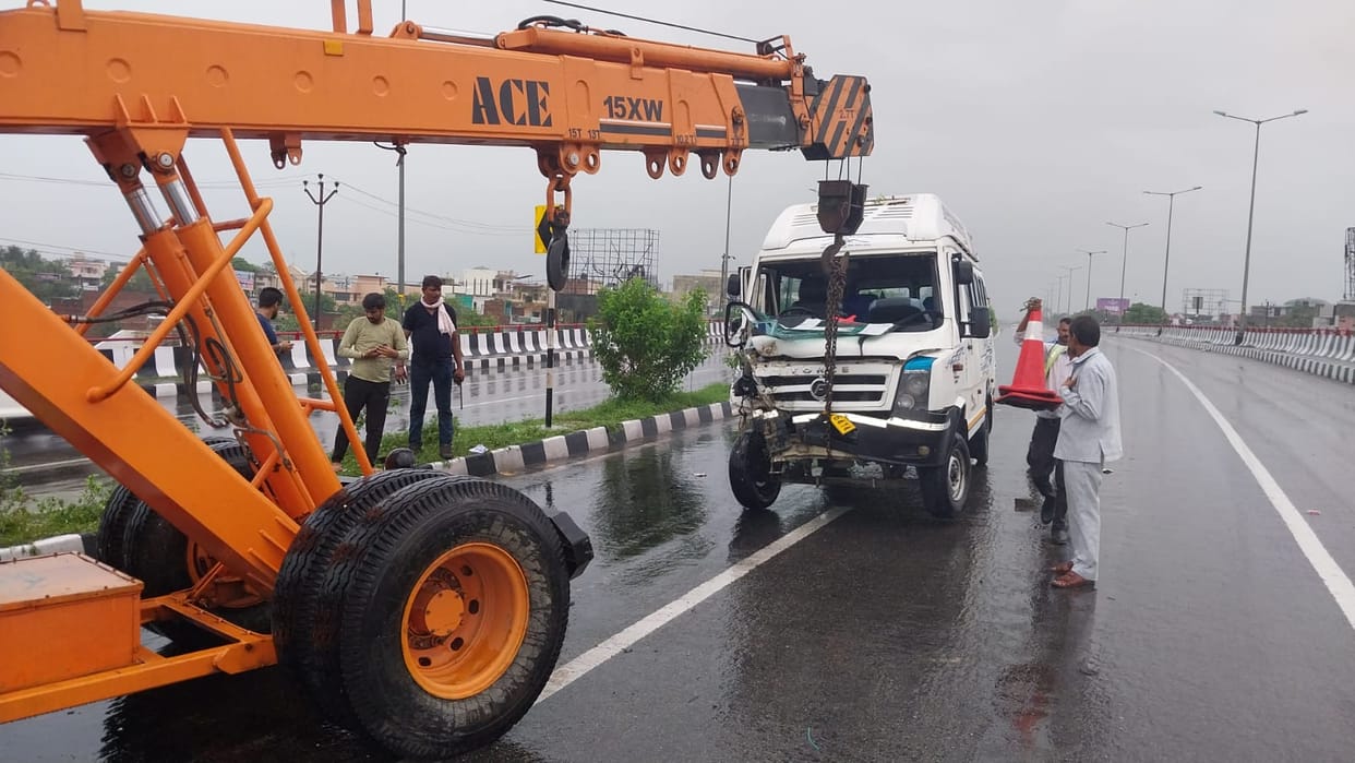 Scooty rider woman Kawadia died after being hit by a truck, five injured