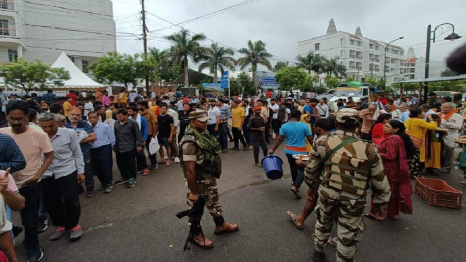 Amarnath Yatra stopped third day due to bad weather, one lakh pilgrims stranded, immediate registration close