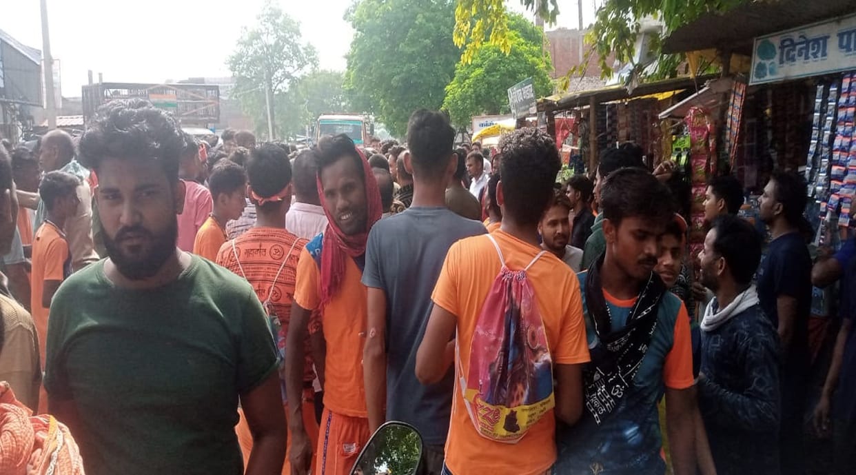 people of two communities  clash in azamgarh after Pickup Hit  Kanwariy