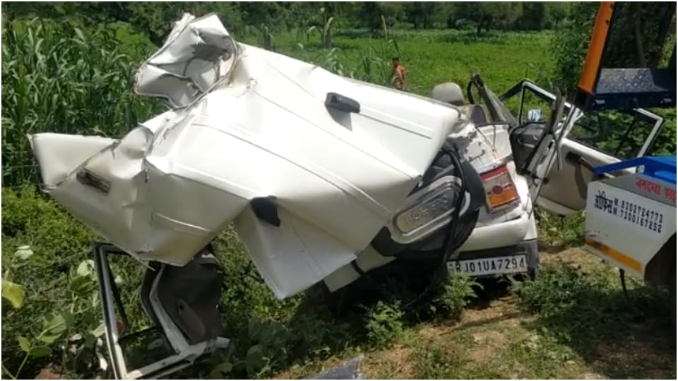 Bolero overturned uncontrolled near Mangrasi village of Sikar two friends killed four injured
