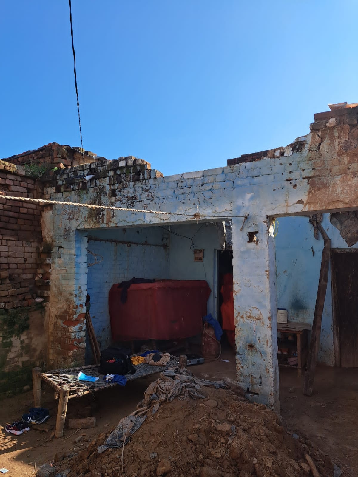 Heavy Rain in UP: persons house collapsed in Bijnor, thatched house of a woman collapsed