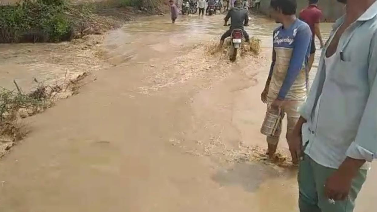 Damoh News: drain overflowed on Muhli road, villagers risking their lives crossing the flooded bridge