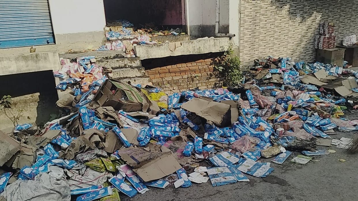 Chandauli Fire News: Fire broke out in the godown due to short circuit in the midnight, goods worth one millio