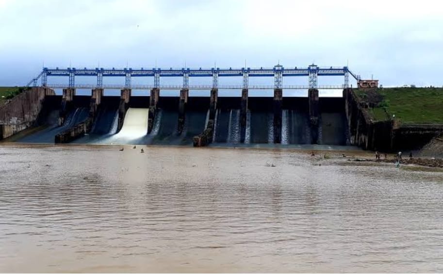 Chandauli: Youth drowned in Moosakhad dam while taking bath, auto driver friend ran away, created ruckus