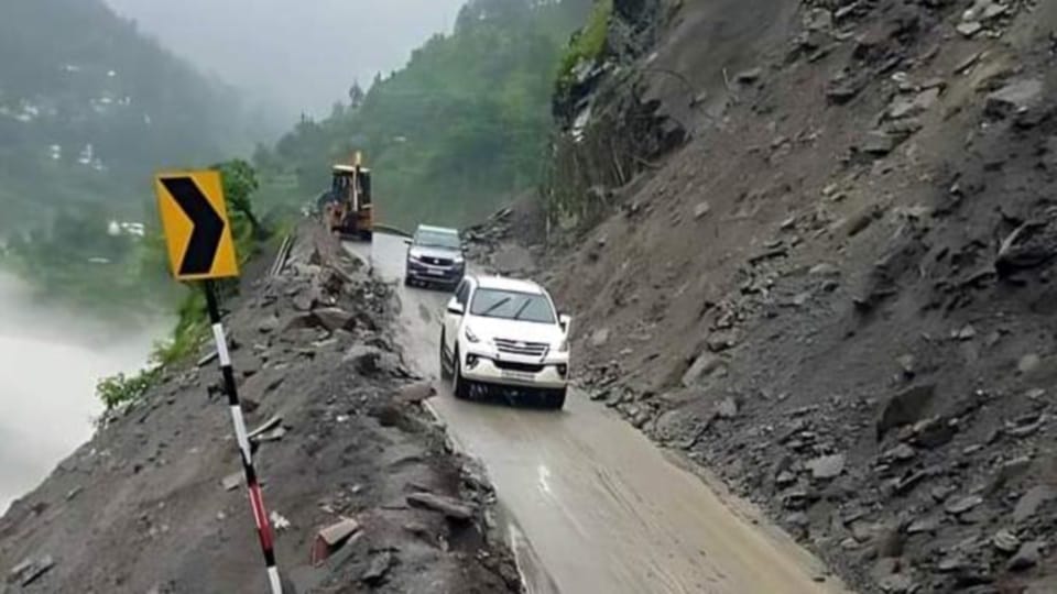 Badrinath Highway remained closed for two hours in Chhinka movement of travel vehicles in danger