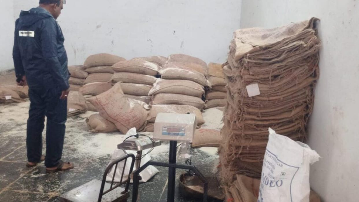 96 quintals of rice and 75 kg of sugar stolen from government ration warehouse in durg