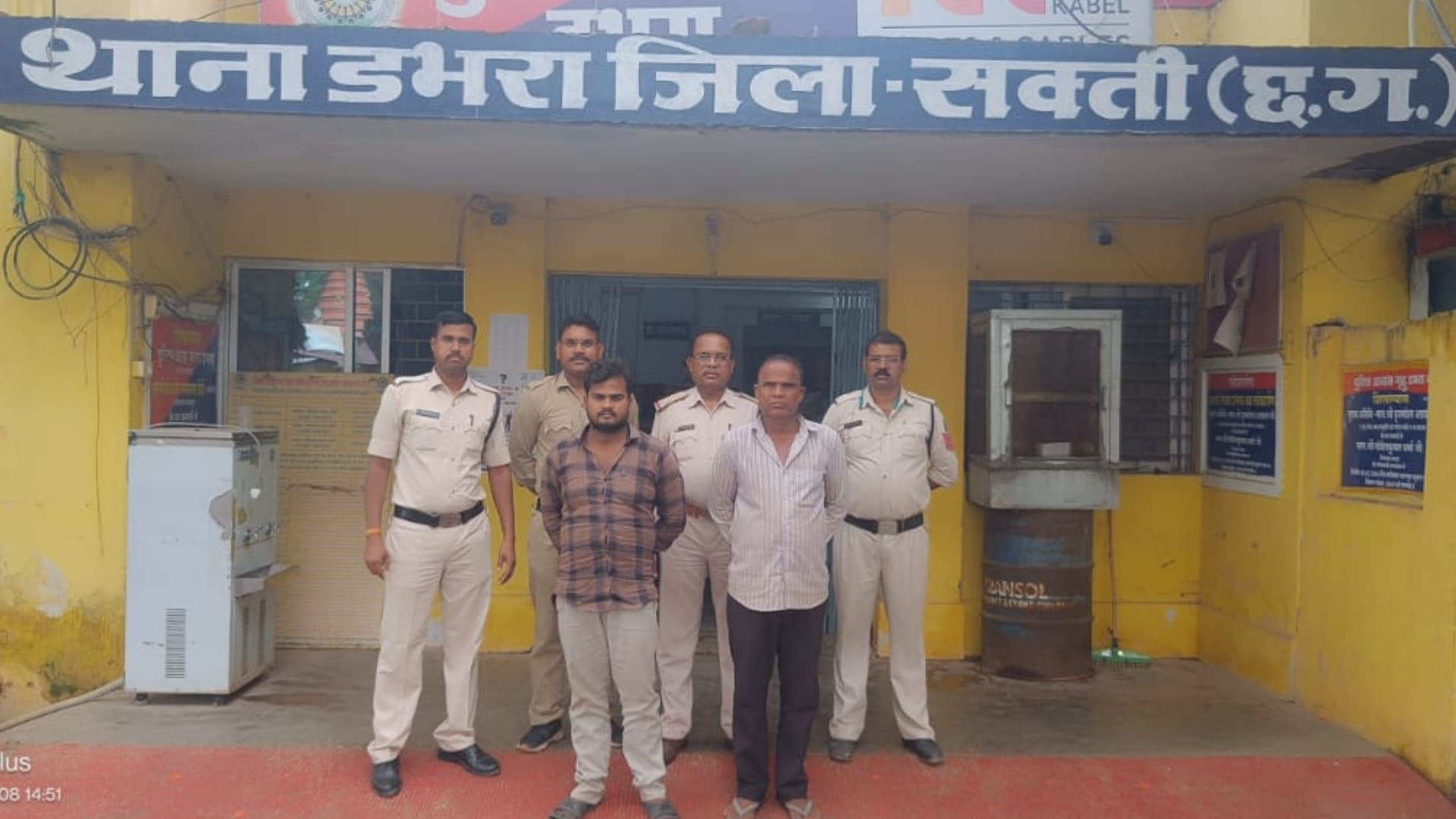 पुलिस गिरफ्त में आरोपी।