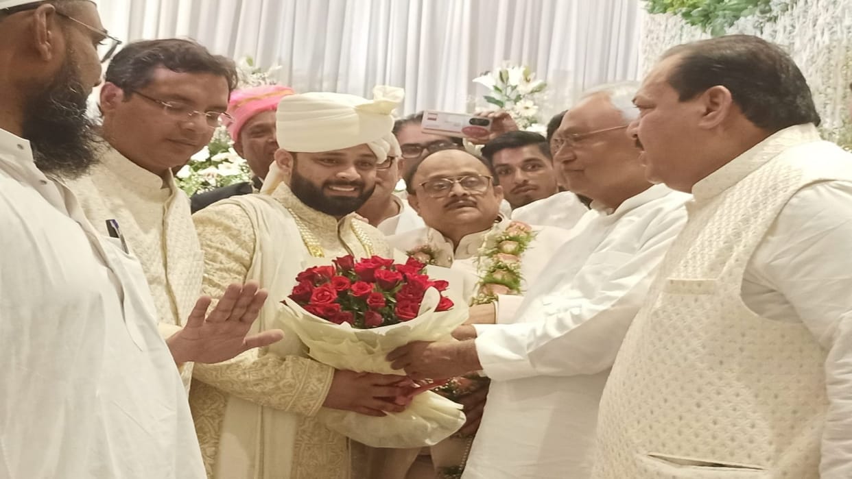 CM Nitish Kumar arrived at wedding of former Union Minister Fatmi's daughter in Darbhanga; blessed bride groom