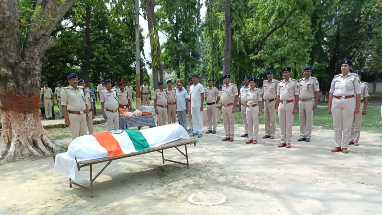 Dead body of martyr Daroga Bhuneshwar Singh was sent to his native village in Siwan with moist eyes