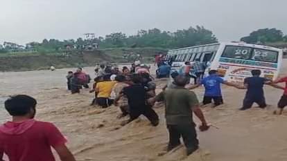 हिंडन के बहाव में फंसी बस