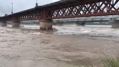 जलस्तर बढ़ने से रेलवे ट्रैक से ऊपर पहुंचा पानी