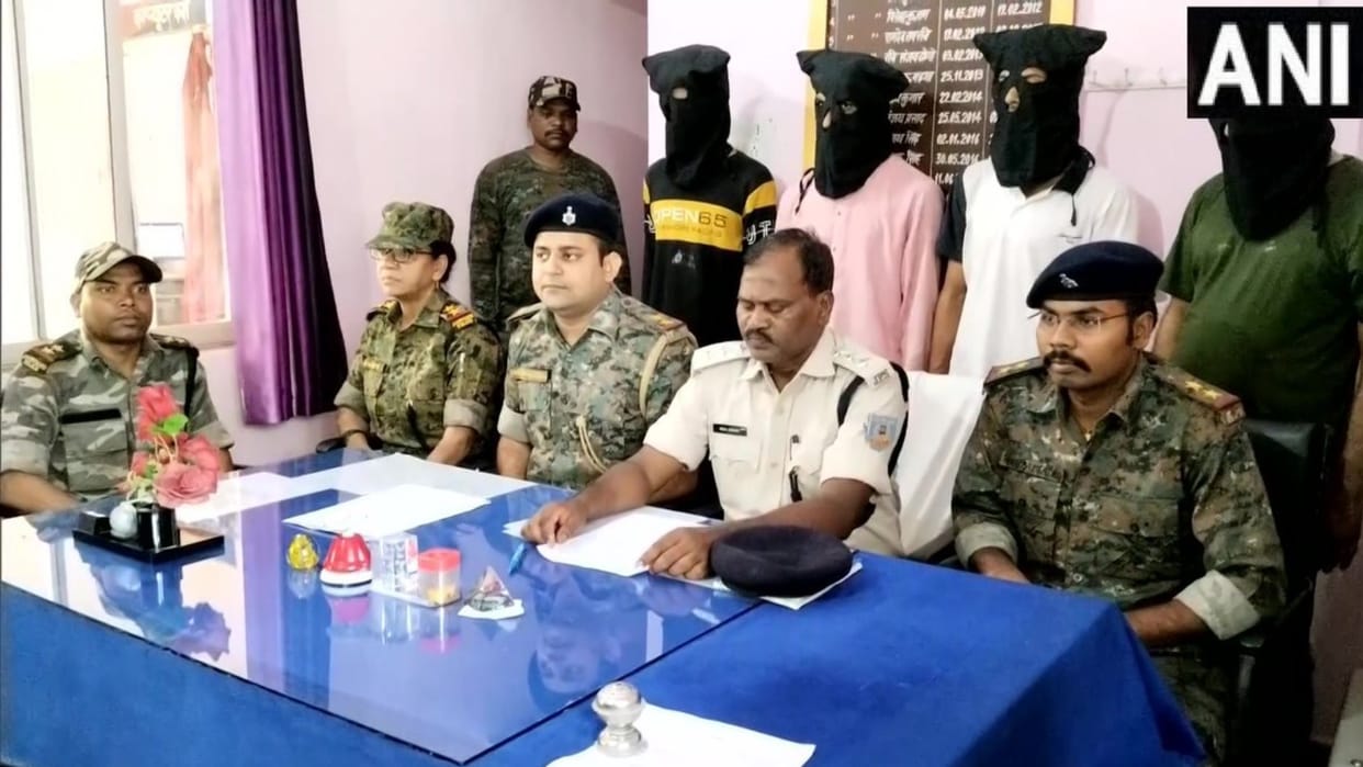 Jharkhand Police rescued two minor girls from kidnappers four accused also arrested