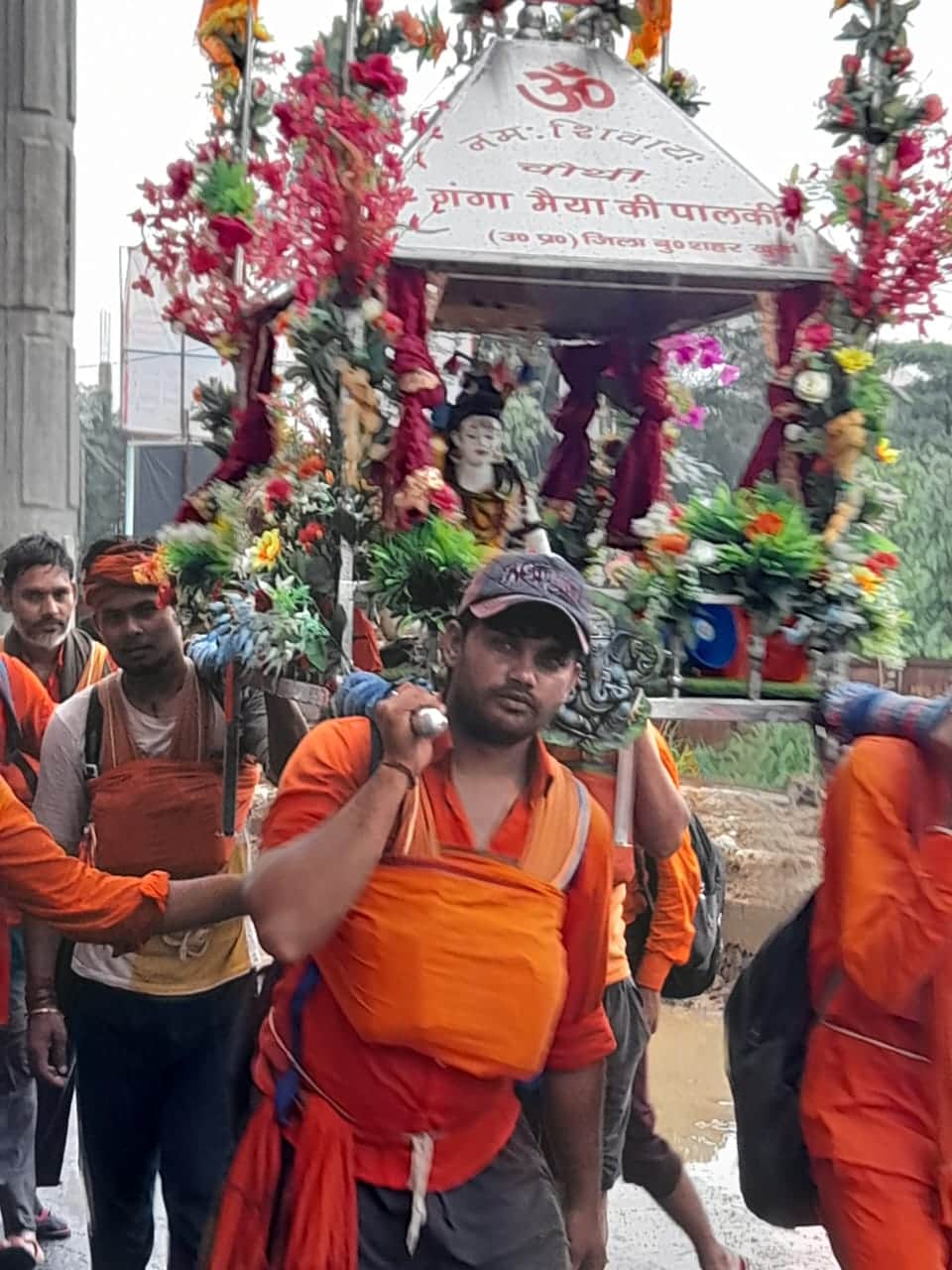 Kanwar Yatra Photo: Chanting the name of Shiva, kanwadies moving forward on highway
