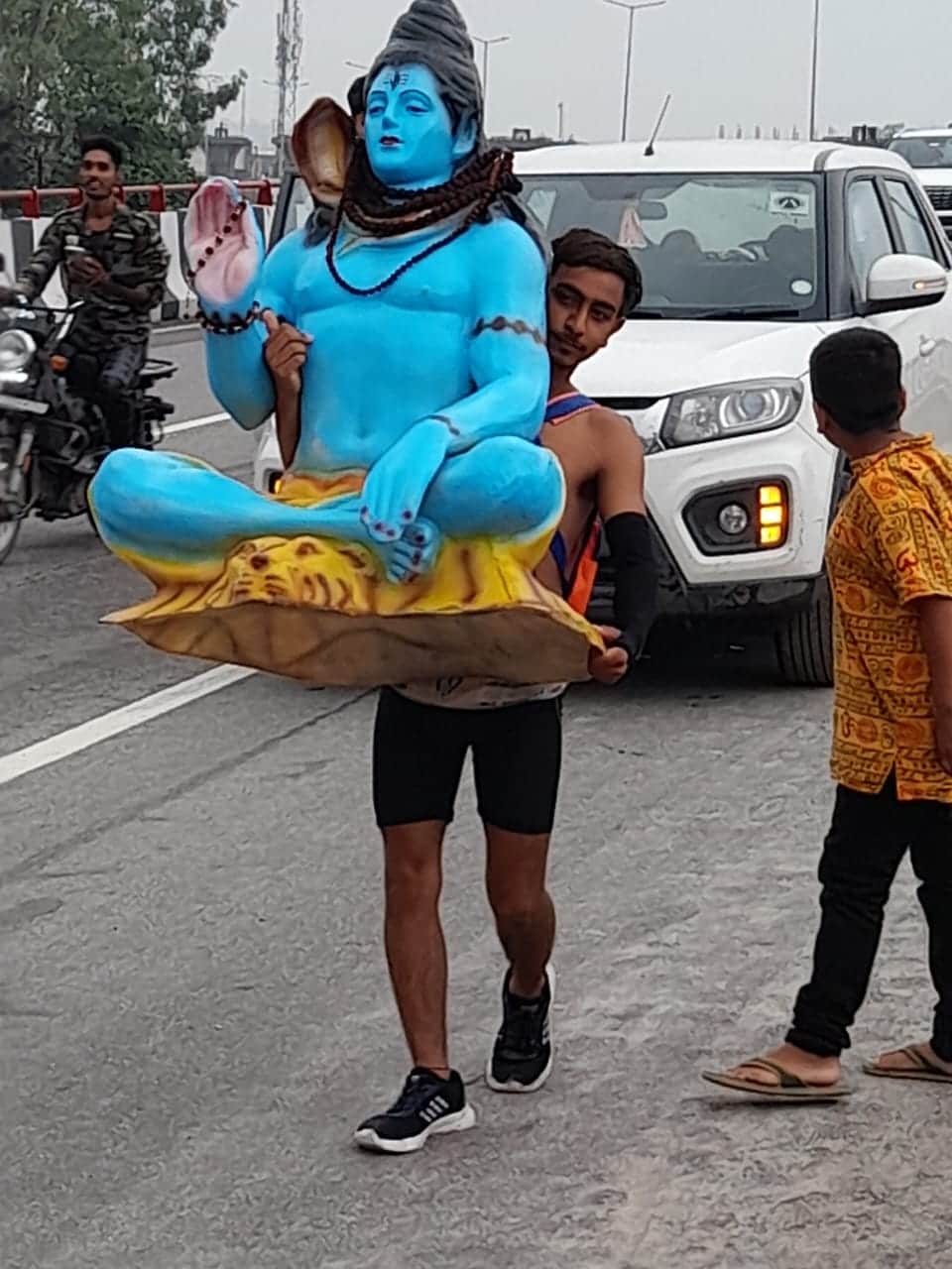 Kanwar Yatra Photo: Chanting the name of Shiva, kanwadies moving forward on highway