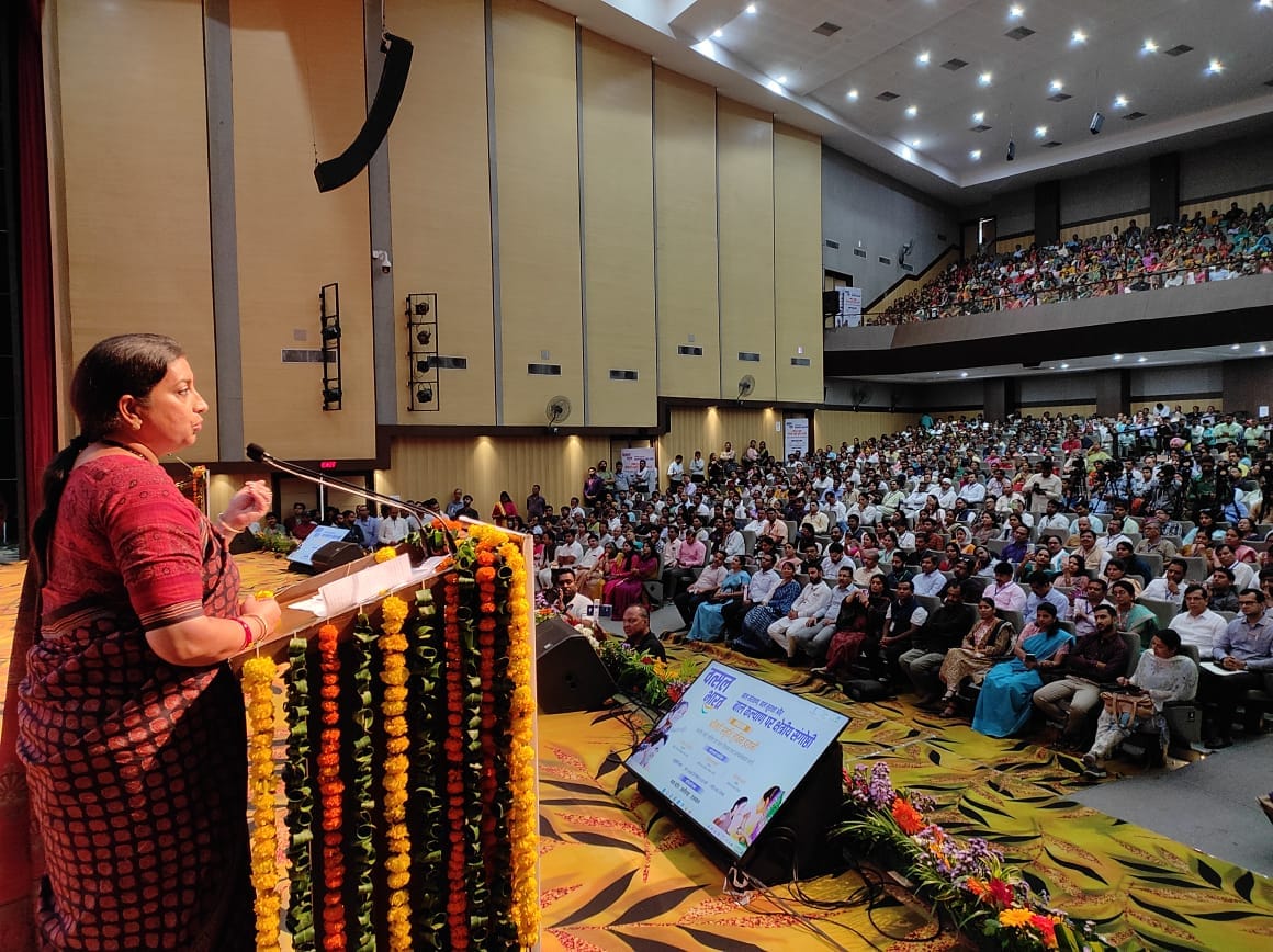 MP News: Union Minister Smriti's question on West Bengal violence: Why does Rahul Gandhi accept this game of d