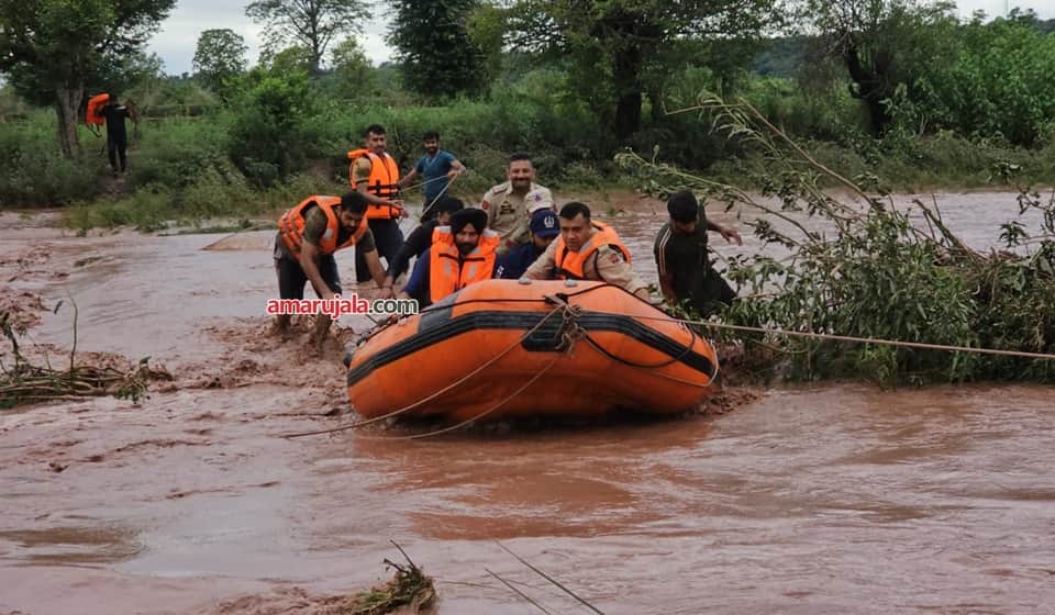 rain in kathua: Ujj Tarnah and Ravi river wreak havoc 50 people rescued one died