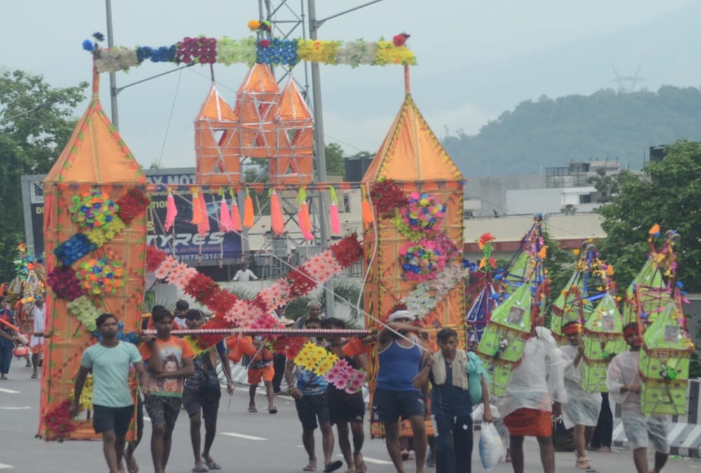 Kanwar Yatra 2023 Grandson From Mathura Carry grandmother on his Shoulder and reached Haridwar