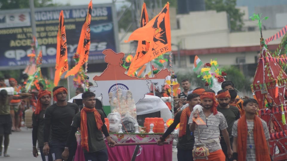 Kanwar Yatra 2023 Huge Crowd in Haridwar even Rainfall  Big and Unique Kanwar photos