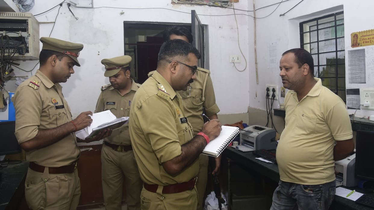 Robbery in a jan suvidha Kendra in Indira nagar Lucknow.