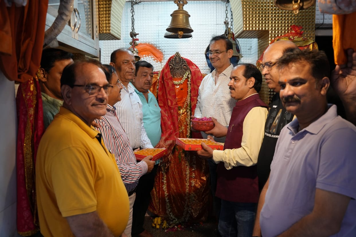 Lucknow News: Merchants offered prayers and wished Rajnath Singh a long life