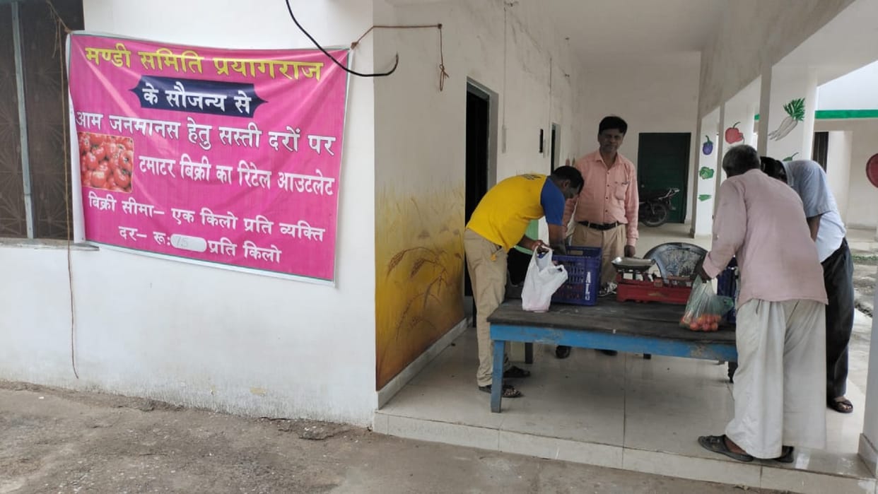 Inflation beat: 75 kg tomato being given in Prayagraj, market committee opened outlet