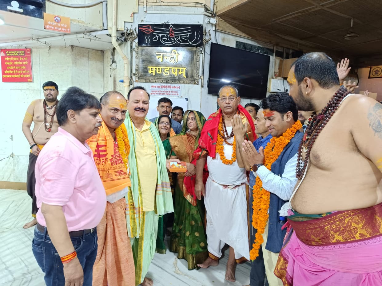MP Assembly Speaker Girish Gautam reached Mahakal, after Bhasmaarti, family worshiped from Rajat Dwar