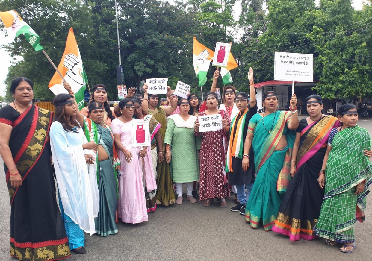 MP News: Minister Smriti Irani Congressmen showed posters of cylinders against inflation, police caught