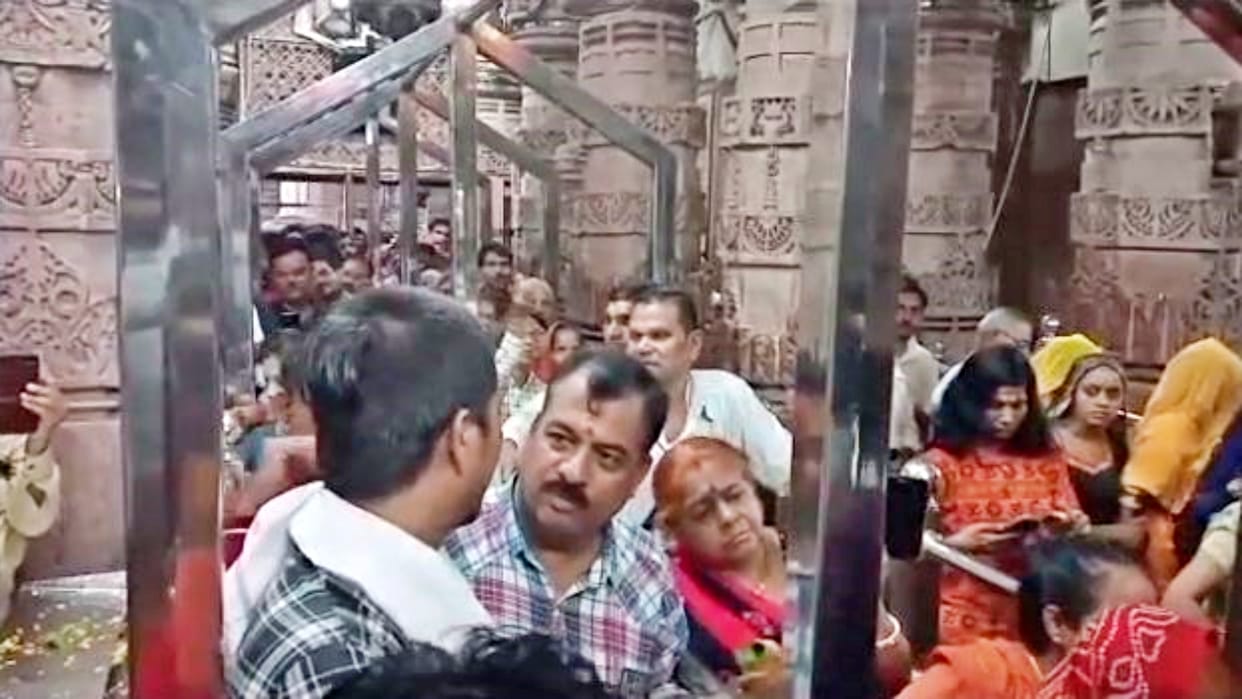 Fight with SDM for VIP darshan in Omkareshwar temple