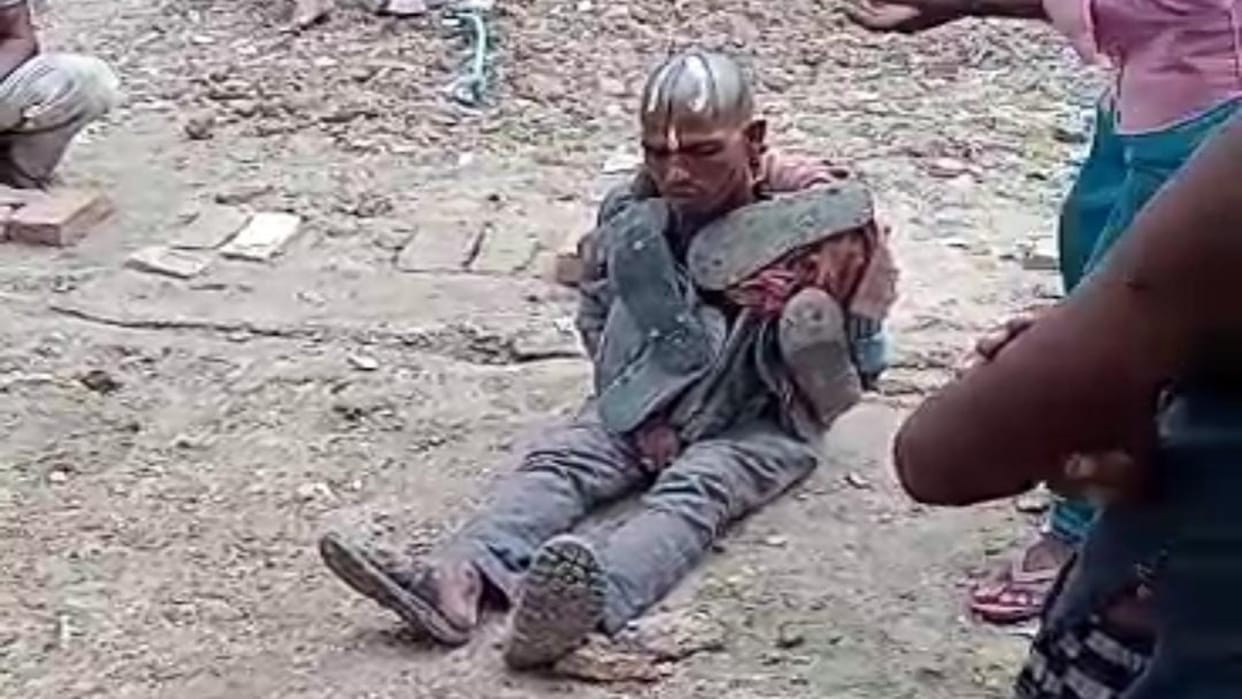 People thrashed young man on charge of stealing a goat in Muzaffarpur; Then paraded him with shoes garland