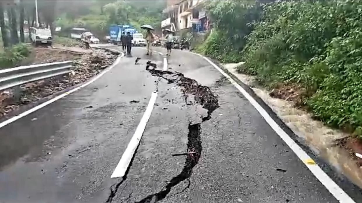 Himachal Rain: Shimla Mandi Hamirpur Kangra roads blocked use alternate routes