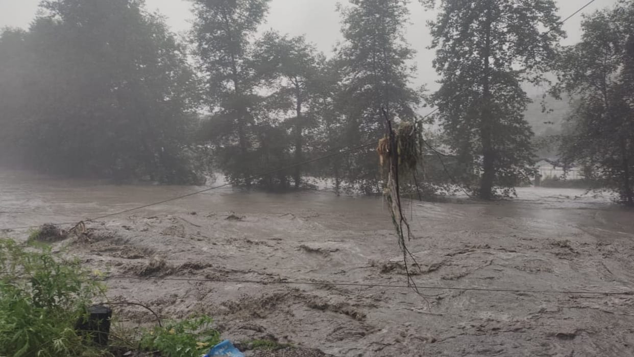 Himachal Rain: seven people stuck in beas river amid flash floods rescue continues