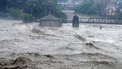 himachal rain : flash floods in Mandi Beas river flowing above danger mark