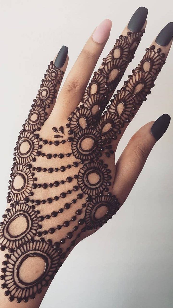 Stunning Circle Mehndi Designs For Every Bride | HerZindagi