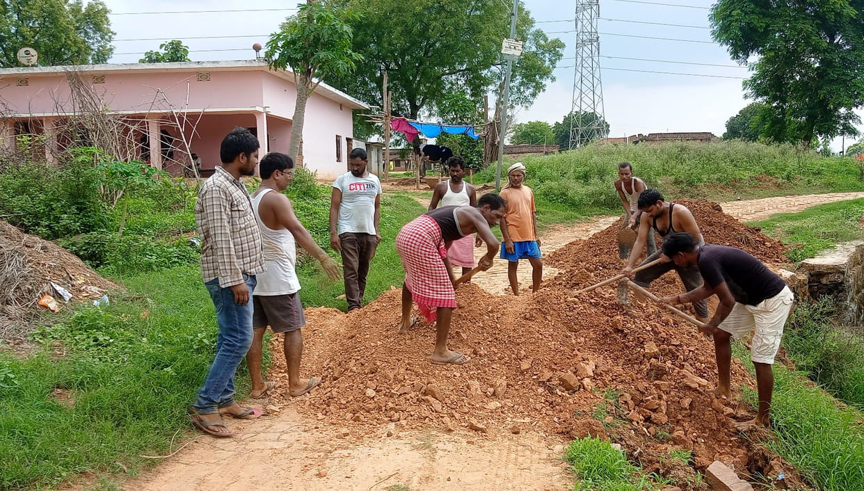 villagers built road by doing shramdan in sonbhadra after responsible people did not listen complaint