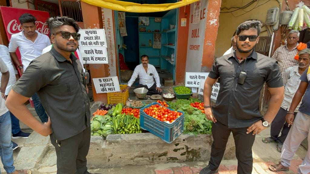 Case filed against samajwadi party leader who take bouncer for tomatoes in varanasi