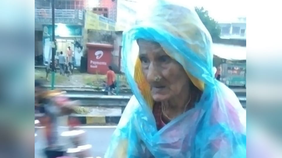 Kanwar Yatra 2023 Grandson From Mathura Carry grandmother on his Shoulder and reached Haridwar