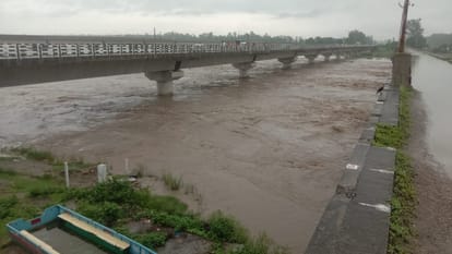 Rivers overflowing due to heavy rain in UP, life effects