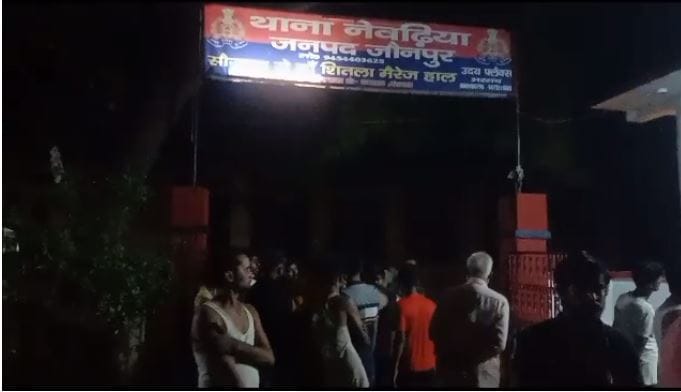 Jaunpur Police reached after the dispute, accused of beating the victim, villagers reached the police station
