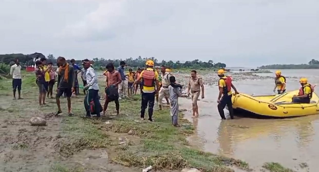 Uttarakhand Weather News 12 people got trapped in island built in middle of Yamuna river Dehradun Vikasnagar