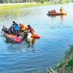 मछुआरों की नाव पलटने के बाद बचाव अभियान